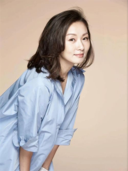 郑家榆，1971年5月30日出生于中国香港，祖籍山东日照，中国台湾女演员。
郑家榆在台湾出道的女演员，1995年主演电影《流浪舞台》而出道。2000年因主演古装剧《怀玉公主》而成名。2002年在古装喜剧《风流少年唐伯虎》中饰秋香。2003年出演灵异悬疑剧《第八号当铺》。2004年开始进入中国大陆发展，在古装历史剧《荆轲传奇》中饰叶小沪。2006年主演励志爱情剧《加油！晓惠》。2009年主演古装喜剧《开封有个包青天》，同年拍摄完电影《我的左手和右手》后息影三年。2013年复出参演偶像剧《幸福街第3号出口》。